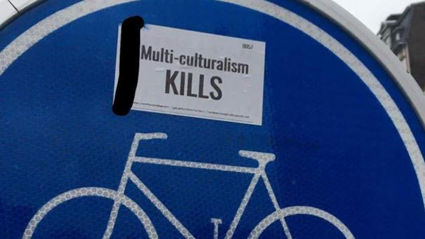 <p>„Multikulturalismus tötet“: Diese und andere Botschaften haben in Form von Stickern in Lüttich die Runde gemacht.</p>