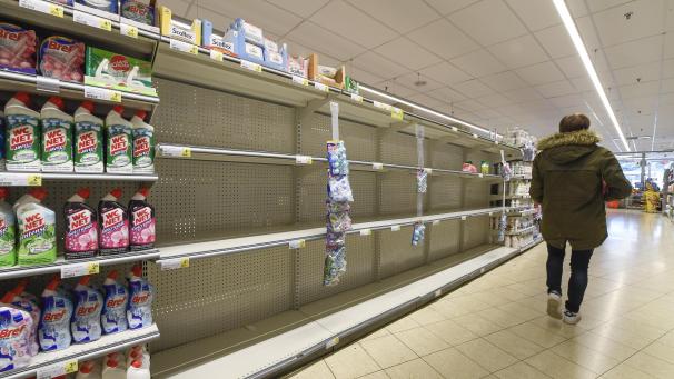 <p>Aus Angst vor dem Coronavirus decken sich die Menschen mit Lebensmitteln ein – und mit Klopapier, das im Delhaize in Eupen am Freitag restlos ausverkauft war.</p>