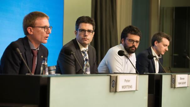 <p>Pressekonferenz am Freitag mit den Sprechern des föderalen Krisenzentrums, Peter Mertens (l.) und Benoît Ramacker (r.), sowie den Virologen Steven Van Gucht (2.v.l.) und Emmanuel Andre.</p>