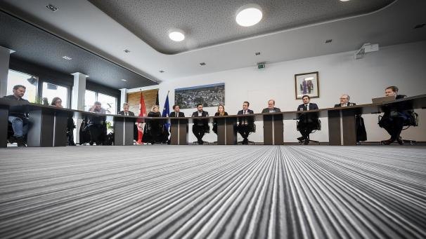 <p>Die DG-Regierung und die Bürgermeister der neun deutschsprachigen Gemeinden während einer Pressekonferenz am Freitag im St.Vither Rathaus</p>