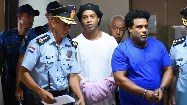 <p>Ronaldinho (Bildmitte) bleibt weiterhin in Haf</p>