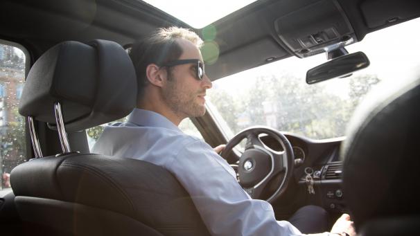 <p>Die zweite Person muss im Auto rechts hinter dem Fahrer sitzen.</p>
