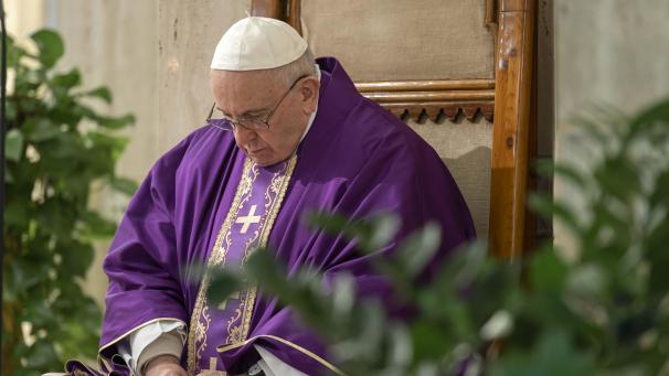 <p>Angesichts der sich ausweitenden Corona-Krise und der Aussetzung öffentlicher Messen in immer mehr Ländern hat Papst Franziskus beschlossen, seine Morgenmesse weiterhin mit Liveübertragung zu feiern.</p>