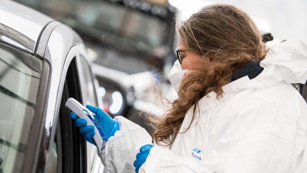 <p>Österreich hat zum Schutz vor einer weiteren Ausbreitung des neuartigen Coronavirus Stichproben-Kontrollen für Einreisende an der Landesgrenze eingeführt.</p>