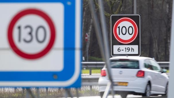 <p>Nach Norwegen und Zypern führen auch die Niederlande Tempo 100 als Höchstgeschwindigkeit auf allen ihren Autobahnen ein (zwischen 6 und 19 Uhr).</p>