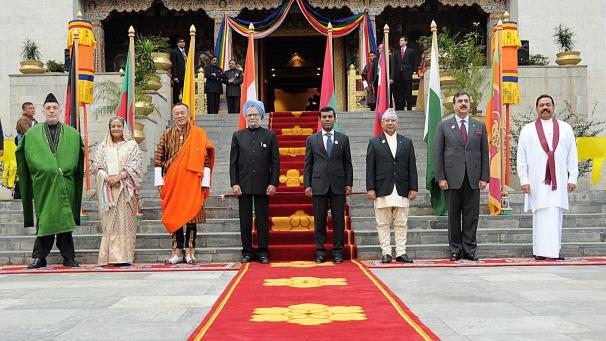 <p>Die Südasiatische Assoziation für regionale Kooperation (SAARC) wurde 1985 in Bangladesh im Sinne einer stärkeren, regionalen Integration gegründet. Auf dem Bild sind Afghanistans Präsident Hamid Karzai, Sheikh Hasina, Premierministerin von Bangladesch, Jigmi Y. Thinley, Ministerpräsident von Bhutan, Indiens Premier Manmohan Singh, der maledivische Präsident Mohamed Nasheed, Nepals Premier Madhav Kumar Nepal, pakistanische Regierungschef Yousuf Raza Gilani und Sri Lankas Präsident Mahinda Rajapaksa zu sehen.</p>
