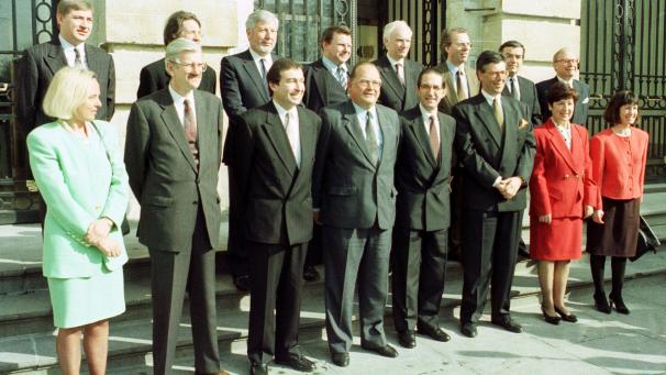 <p>Die Regierung Dehaene I (der Premierminiter: vorne, 4.v.l.) bei ihrer Einsetzung im März 1992.</p>