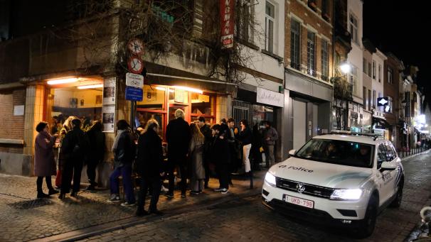 <p>Um Mitternacht mussten alle Kneipen und Restaurants im Land schließen. Gefeiert wurde örtlich bis zur letzten Minute.</p>