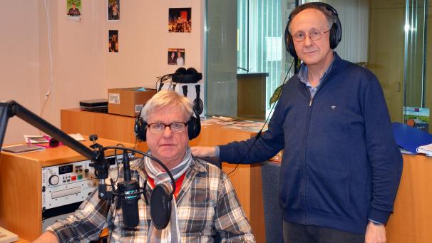 <p>Pastor Lothar Klinges (rechts) verbreitete am Sonntag seinen Segen über die Wellen von Radio 700.</p>