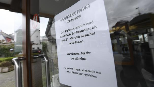 <p>Diese Bekanntmachung am „Klösterchen“ in Eupen ist klar und deutlich: Es sind keine Besuche mehr in Wohn- und Pflegezentren gestattet.</p>