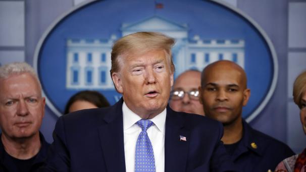 <p>Donald Trump (M.), Präsident der USA, spricht während einer Pressekonferenz über das Coronavirus.</p>