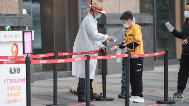 <p>Ein Mitarbeiter misst die Körpertemperatur eines Kunden am Eingang eines Einkaufszentrums in Haikou in der südchinesischen Provinz Hainan, eine Maßnahmen zur Verhinderung der Ausbreitung des neuartigen Coronavirus.</p>