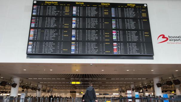 <p>Eine Anzeigetafel am Flughafen Brüssel-Zaventem</p>