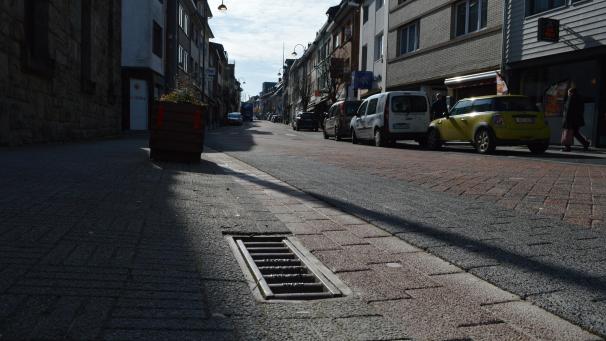 <p>Allzu viel unnötiger Schmutz gelangt über die Regenwasserabflüsse in die Kanalisation und anschließend in die Flüsse und das Meer. Dieser leidigen Unsitte will die Aktion „Hier beginnt das Meer“ entgegenwirken.</p>