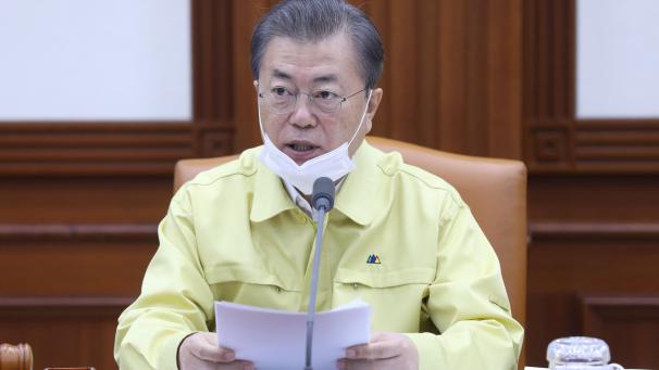 <p>Moon Jae In, Präsident von Südkorea, trägt einen Mundschutz und spricht bei einer Kabinettssitzung.</p>