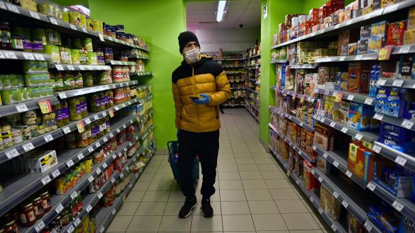 <p>Zur Bekämpfung der sich rasch ausbreitenden Coronavirus-Epidemie hat die spanische Regierung am Samstagabend eine zweiwöchige Ausgangssperre ausgerufen.</p>