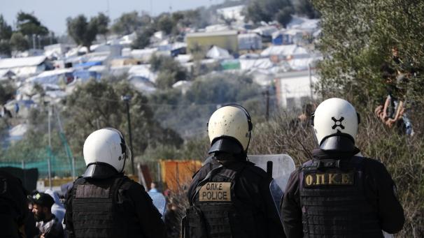 <p>Griechenland, Moria: Griechische Polizisten patrouillieren während Zusammenstößen in der Nähe des Flüchtlingslagers „Moria“ auf der Insel Lesbos</p>