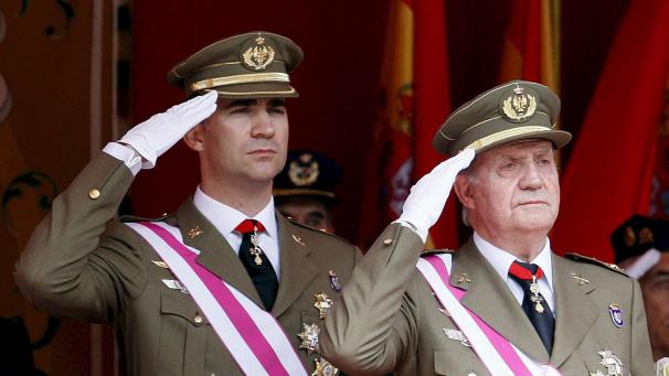<p>Juan Carlos (r), ehemaliger König von Spanien, und sein Sohn ehemaliger Kronprinz Felipe, salutieren bei einer Militärparade. Felipe, aktueller König von Spanien, hat nach einem neuen Skandal um seinen Vater drastische Maßnahmen ergriffen.</p>