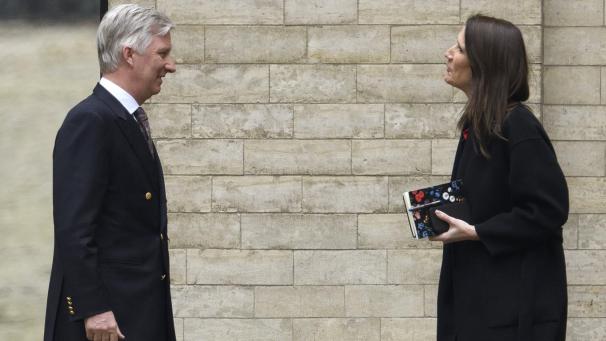 <p>Kein Händeschütteln, aber 1,50 Meter Mindestabstand: König Philippe ernannte Premierministerin Sophie Wilmès zur Regierungsbildnerin.</p>
