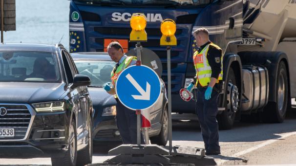 <p>Bundespolizisten kontrollieren an der Übergangsstelle Bundesstrasse 2089 Fahrzeuge, die aus Üsterreich kommen.</p>