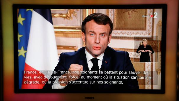 <p>Emmanuel Macron, Präsident von Frankreich, ist auf einem Bildschirm eines Fernsehers zu sehen, während er sich in einer TV-Ansprache an die Nation wendet.</p>