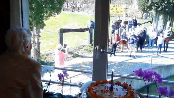 <p>Die Seniorin war nach der Überraschung ihrer Familie sichtlich gerührt.</p>