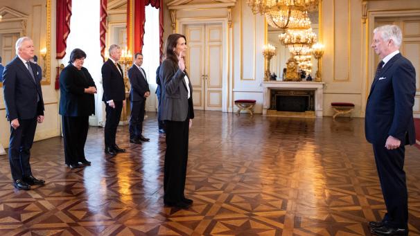 <p>Sophie Wilmès legt ihren Eid vor König Philippe ab.</p>