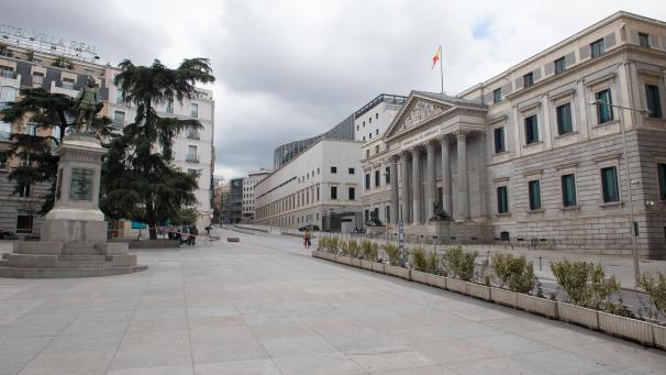 <p>Blick auf die menschenleere Straßen vor dem Parlament. Zur wirksameren Bekämpfung der Coronavirus-Epidemie hat Spanien einen zweiwöchigen sogenannten Alarmzustand verhängt, der auf die Einschränkung der Bewegungsfreiheit im ganzen Land hinausläuft.</p>