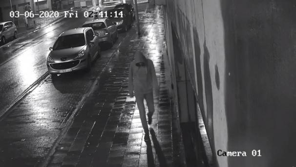 <p>Eine erste Videoaufnahme zeigt, wie Charles Johnen auf der Rue du Tir um 2.42 Uhr morgens geht.</p>
