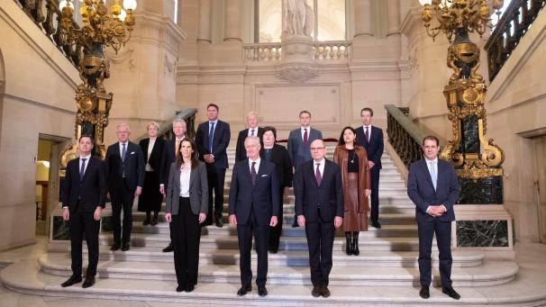 <p>Eine Armlänge Abstand galt auch beim Gruppenfoto der Minister mit dem König nach der Vereidigung im Palais.</p>