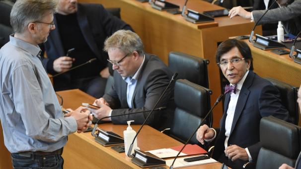 <p>Der wallonische Ministerpräsident Elio Di Rupo (r.) während der Plenarsitzung am Dienstag.</p>