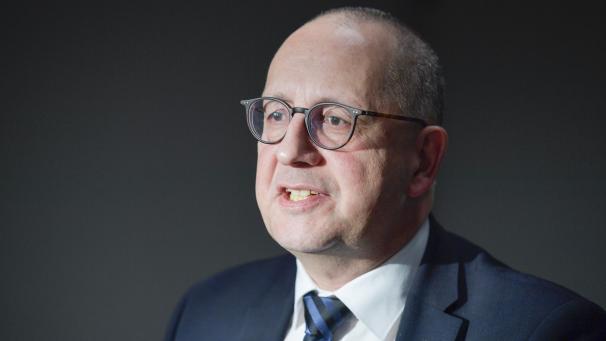 <p>Volker Klinges: „Beinahe die Hälfte der Betriebe, die aktuell noch Mitarbeiter in Kurzarbeit haben, benötigen dieses Instrument noch in das Jahr 2021 hinein.“</p>