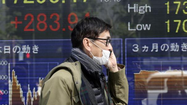 <p>Tokio: Ein Mann mit Mundschutz geht an einer Anzeigentafel der Börse vorbei.</p>