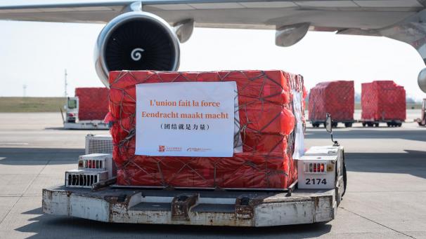 <p>„Zusammenhalt macht stark“ steht auf den Paketen, die am Lütticher Flughafen angekommen sind.</p>