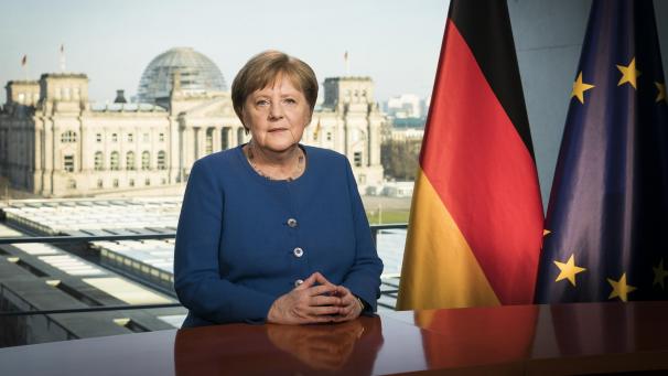 <p>Die deustche Bundeskanzlerin Angela Merkel hält eine Ansprache im Fernsehen.</p>