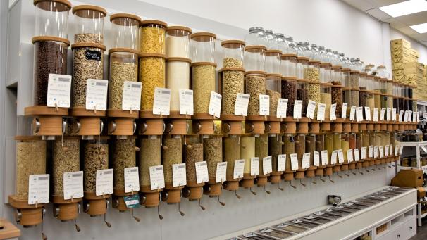 <p>Alle erdenklichen Sorten an Müsli, Getreide, Hülsenfrüchten, Samen usw. können von großen Spendern in Gläser abgefüllt werden.</p>