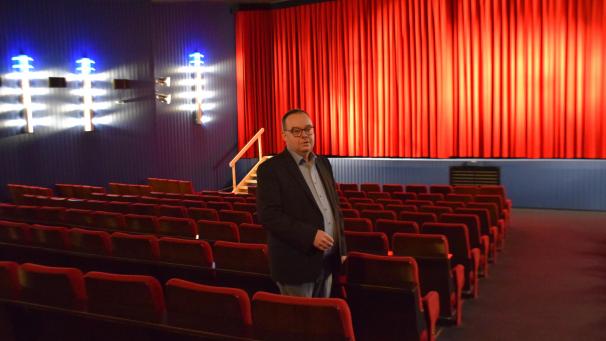 <p>Rainer Stoffels im leeren Saal des Kinos Scala in Büllingen: „Ich denke, wir sind bis mindestens Ende April damit unterwegs.“</p>