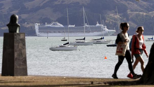<p>Das Kreuzfahrtschiff „Golden Princess“ liegt nahe Akaroa vor Anker.</p>