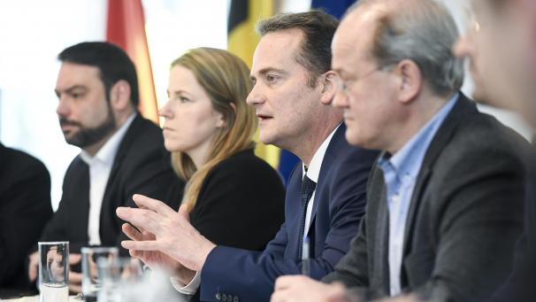<p>Das Bild zeigt entstand bei der Pressekonferenz in St.Vith am vergangenen Freitag, bei der erste verschärfte Maßnahmen im Kampf gegen das Coronavirus verkündet wurden.</p>