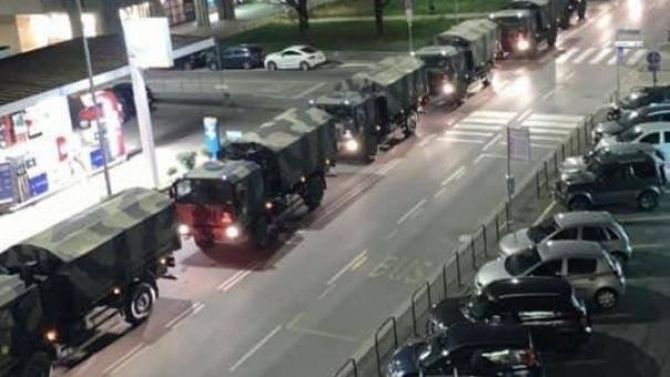 <p>Eine Militärkolonne transportiert Särge mit Corona-Toten zu Krematorien in der Umgebung.</p>