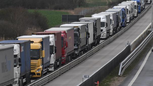 <p>Lkw stauten sich auf der Autobahn 11 Berlin-Stettin (Szczecin) vor dem deutsch-polnischen Grenzübergang Pomellen.</p>