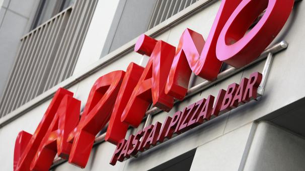 <p>Köln: Der Schriftzug der Restaurantkette Vapiano hängt über einer Filiale. Vapiano ist zahlungsunfähig.</p>