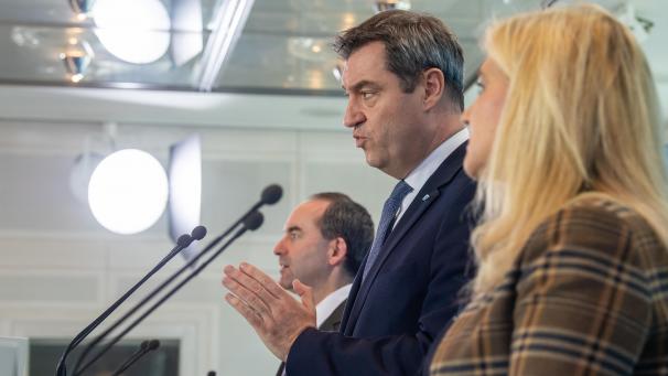 <p>Hubert Aiwanger (l.-r.) (Freie Wähler), stellvertretender Ministerpräsident und Staatsminister für Wirtschaft, Landentwicklung und Energie, Markus Söder (CSU), Ministerpräsident von Bayern, und Melanie Huml (CSU), Staatsministerin für Gesundheit und Pflege, während einer aktuellen Online-Pressekonferenz in der bayerischen Staatskanzlei.</p>