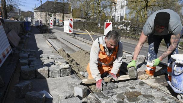 <p>Nach den Pflasterarbeiten erfolgt die Verfugung und das Vergießen des Gussasphalts. Und dann das Ganze noch einmal auf der anderen Straßenseite.</p>