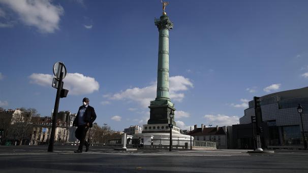<p>Ein Mann mit einer Schutzmaske auf dem menschenleeren Bastille-Platz</p>