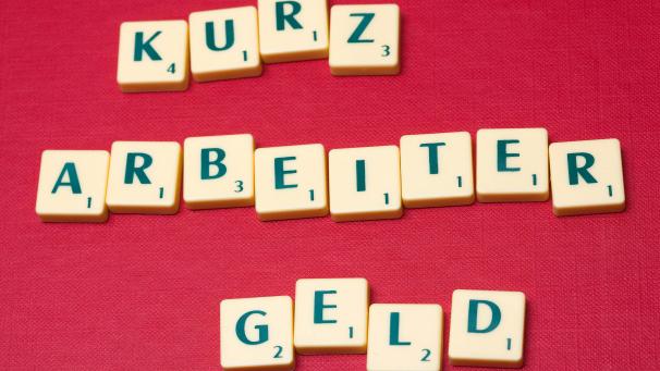 <p>Die Arbeitnehmer beziehen ein Arbeitslosengeld in Höhe von 70 Prozent des durchschnittlichen Bruttogehalts.</p>