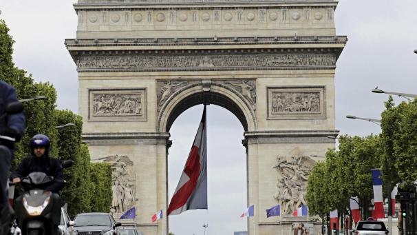 <p>Mit 25.000 Quadratmetern Stoff und 7.000 Metern rotem Seil soll der Arc de Triomphe verpackt werden.</p>