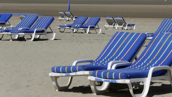 <p>Die Liegestühle am Strand von Blankenberge und den anderen belgischen Küstenorten sollen leer bleiben.</p>