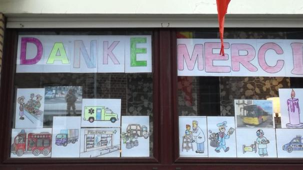 <p>Mit selbstgemalten Bildern bedankt sich eine Kelmiser Familie bei den Helfern.</p>