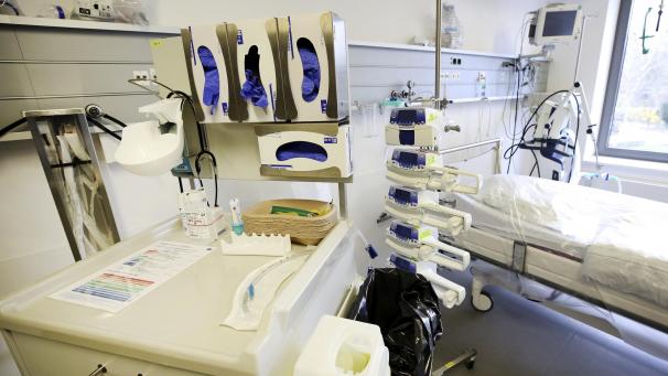 <p>Weniger Einnahmen und höhere Ausgaben. Die Regierung sichert den Krankenhäusern frisches Geld zu.</p>